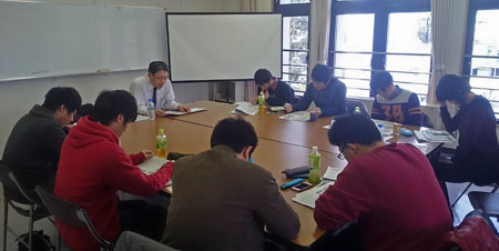 太子町職、千早赤阪村職　新入職員に対し、講演する高橋書記長（写真左）