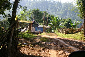 キャンプの入口付近には、タイ陸軍による検問所がある