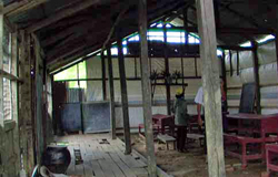 ゴンニンタン小学校：現在の校舎内部（新規学校舎の再建など予定）