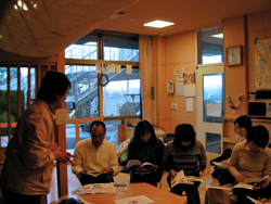 あいさつをする新村委員長（全国一般大阪労組）の写真