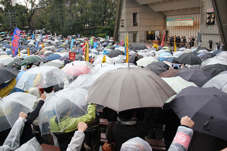 雨の中、3000人が集結し、要求実現のためにたたかいを進めることを確認した