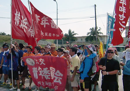 自治労大阪からの参加者は、西コースを歩き、基地撤去など訴え、声が枯れるまでシュプレヒコールをあげた