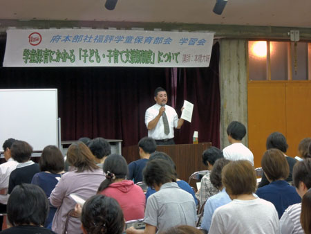 講師の本橋さんは、自身の職場の現状も交えながら、新制度についてわかりやすく説明を行った