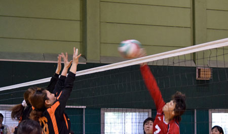 参加３チームはいずれの試合でも熱戦を繰り広げ、最優秀選手には、竹林選手（大阪市職）が選ばれた。