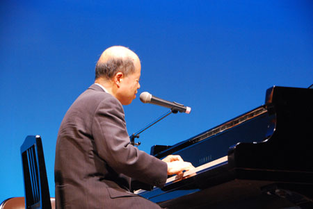 全盲のピアニスト島筒英夫さんは、演奏を通じ「人への感謝の気持ち、夢を抱いて生きることの素晴らしさ、戦争のない平和」を訴えた