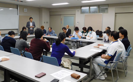 大阪市立総合医療センター職員の方と意見交換し、医療と介護の業務連携について理解を深めた