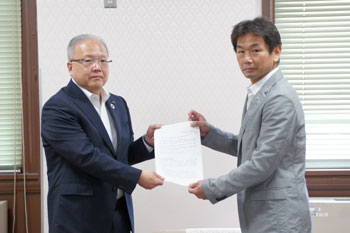 山口副知事（写真左）に要請書を手渡す田中会長（写真右）