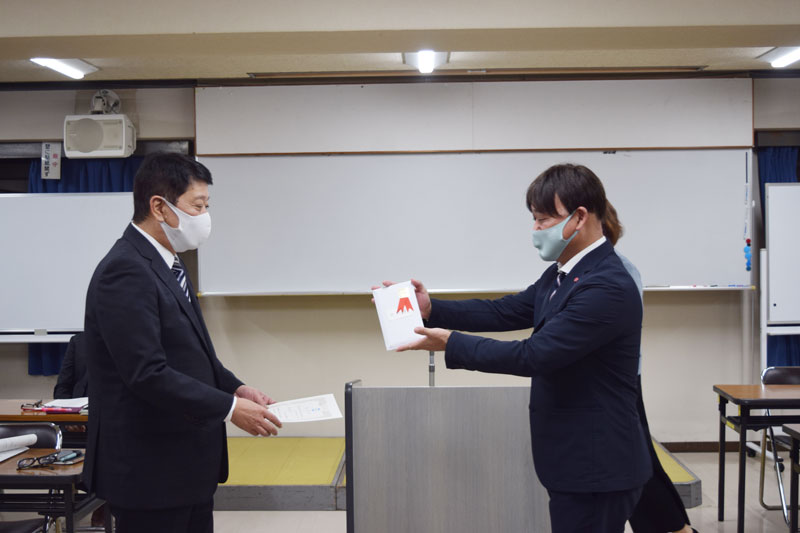 中野委員長から上野委員長へ特別賞が渡されている写真