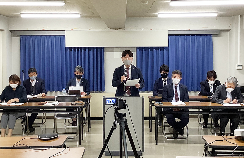 政府と大阪のコロナ対応を指摘する中野委員長の写真